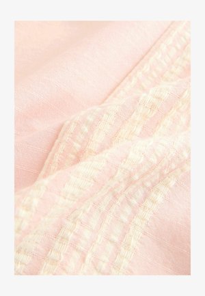 Textile rose clair présentant des rayures verticales subtiles et des accents texturés en crème, avec une finition douce et lisse.