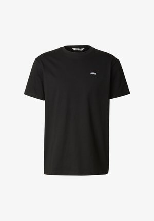 Czarny T-shirt z krótkim rękawem i okrągłym dekoltem, z małym białym napisem "UNFAIR" na lewej piersi.