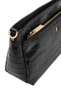 Czarna torebka skórzana z tłoczeniem w krokodyle, o wyraźnej konstrukcji, z złotymi akcesoriami i zamkiem błyskawicznym na górze i boku.