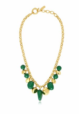 Collier chaîne en or avec des perles vertes et dorées irrégulières alternées suspendues sur le devant, avec un fermoir rond et des maillons réglables.