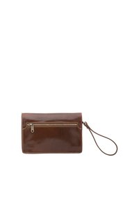 Clutch in pelle marrone con una texture liscia, forma rettangolare, tasca zip anteriore e un cinturino da polso. I dettagli di cucitura a contrasto esaltano il design.