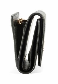 Czarny skórzany portfel o teksturowanym wykończeniu, składający się w trzech częściach, z złotymi akcentami i widocznym szwem. Kompaktowy, z gładką powierzchnią.