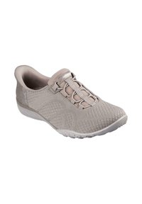 Hellgrauer Sportschuh mit gestricktem Obermaterial, elastischen Schnürsenkeln und einer strukturierten Sohle. Verfügt über einen gepolsterten Kragen und ein flexibles Design.