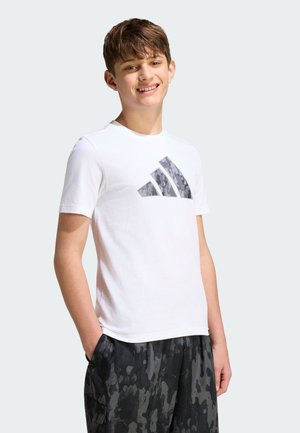adidas Sportswear, J CAMO T UNISEX - Camiseta estampada - white kq