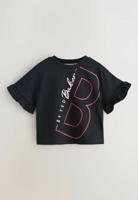 Musta lyhythihainen T-paita röyhelöreunoilla. Päällä suuri vaaleanpunainen kirjain "B" -kuvio ja valkoinen teksti "by Ted Baker", pehmeästä puuvillamateriaalista.