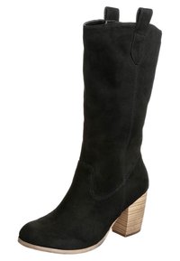 Bota de ante negra hasta la rodilla con un eje curvado y un tacón de bloque de madera. El diseño presenta detalles de costura y una lengüeta para facilitar el uso.