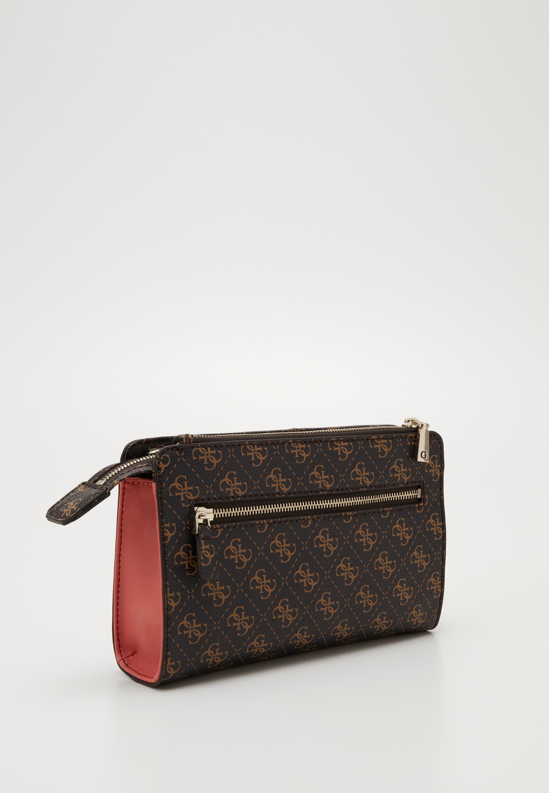 Guess CAMY DOUBLE ZIP CROSSBODY Axelremsväska brown Guess CAMY DOUBLE ZIP CROSSBODY Axelremsväska cinnamon