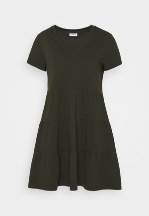Mørkegrøn tieret kjole med korte ærmer, V-hals og afslappet pasform, vist på en hvid baggrund.