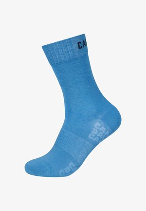 Blauwe sok tot halverwege de kuit met een geribbelde boord en zwarte tekst vlak bij de bovenkant, afgebeeld op een witte achtergrond.