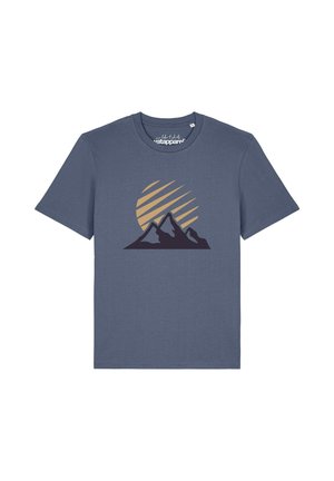 Dunkelgraues T-Shirt mit kurzen Ärmeln und einer Grafik von drei Berggipfeln vor einer stilisierten Sonne mit diagonalen Streifen.