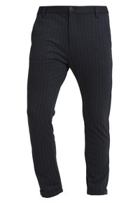 Pánské slim-fit tmavě modré kalhoty se tenkými vertikálními bílými pruhy, zapínání na knoflík a zip, poutka na opasek a manžetami na koncích.