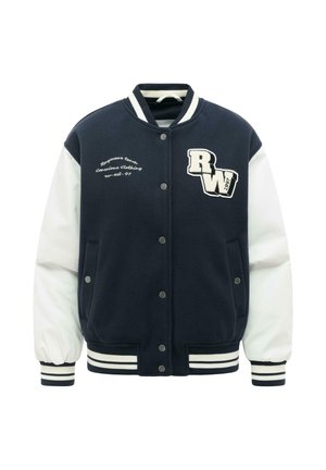 Marineblauwe varsityjas met witte mouwen, gestreepte manchetten, drukknoopsluitingen en witte geborduurde letters "RW" en tekst aan de voorkant.