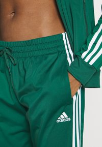 adidas Sportswear ESSENTIALS 3-STRIPES - Trenirka - collegiate green white
