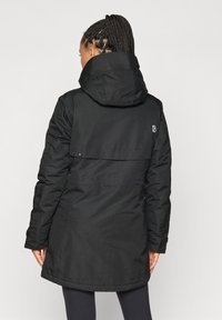 Czarna ocieplana kurtka z kapturem, z tylną patką i kieszeniami po bokach, wykonana z gładkiego, trwałego materiału o matowym wykończeniu.