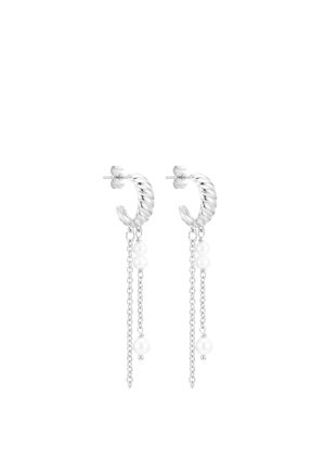Boucles d’oreilles créoles torsadées en argent avec deux chaînes pendantes, chacune ornée de trois petites perles blanches sur fond blanc.