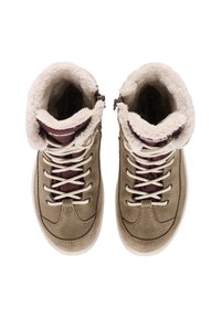 Scarpe alte in suede marrone chiaro con lacci bianchi, rivestimento in crema morbido e dettagli in tessuto bordeaux attorno al collare e alla linguetta.