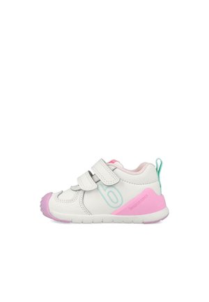 Zapatilla para bebé blanca y rosa con doble tiras de velcro, detalles en azul claro y una lengüeta en el talón sobre un fondo blanco.