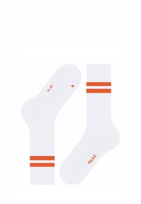 Weiße Baumwollsocken mit orangefarbenen Doppelstreifen am oberen Rand. Auf jeder Socke sind "FALKE" und die Größe "39-42" in Orange aufgedruckt.