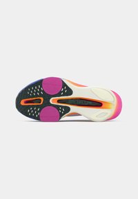 Chaussure de sport avec une semelle extérieure multicolore arborant des accents noirs, roses et orange. Design texturé avec un logo visible sur le talon.