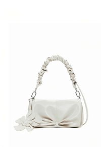 Borsa in pelle bianca dalla forma arrotondata, con tracolla arricciata e un accento floreale. Presenta un dettaglio a fiocco e una superficie liscia.