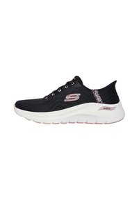 Zapatilla deportiva negra con parte superior de malla, acentos en rosa y suela blanca gruesa etiquetada como "ArchFit". Presenta un diseño ligero y detalles texturizados.