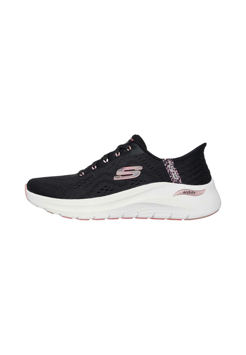 Zapatilla deportiva negra con parte superior de malla, acentos en rosa y suela blanca gruesa etiquetada como "ArchFit". Presenta un diseño ligero y detalles texturizados.