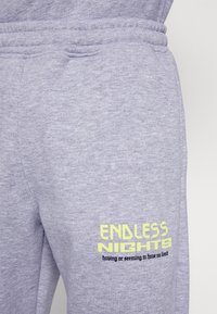 Endless Nights UNIFORM ESSENTIALS UNISEX - Calças de fato de treino - sport grey