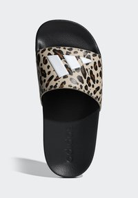 Klapek na platformie z paskiem w panterkę z trzema białymi paskami, czarną teksturowaną wkładką i gładkim materiałem. Logo marki wytłoczone na podeszwie.