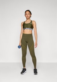Under Armour HeatGear Mid Branded - Sujetadores deportivos con sujeción media - expedition green/white