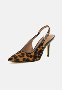 Leopardimustriga kõrge kontsaga slingback kingad terava varbaga, musta äärise ja kuldsete detailidega rihmal. Sile tekstuur.