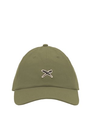 Olivgrüne Baseballkappe mit gebogenem Schirm und kleinem, gekreuztem Federlogo in Schwarz und Beige, zentriert auf der Frontpartie.