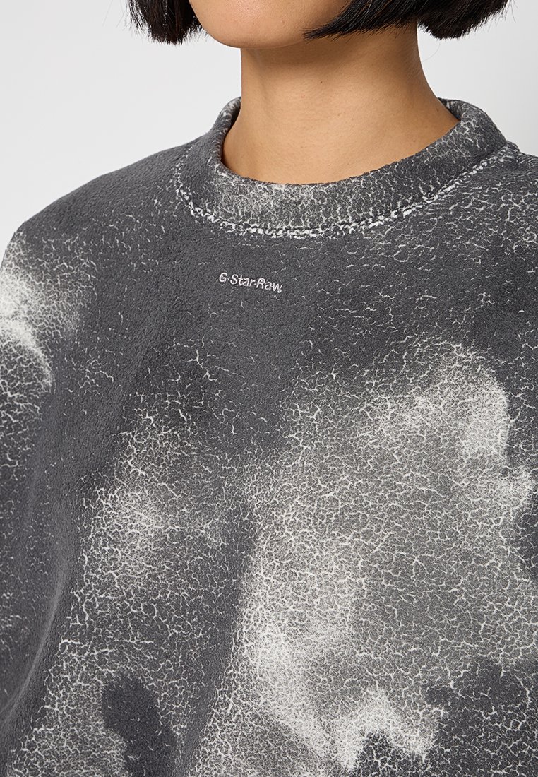 Grauer Hoodie mit einem strukturierten, rissigen Muster, Rundhalsausschnitt und dem weißen "G-Star Raw"-Logo auf der Brust.