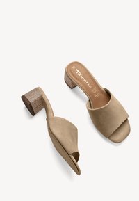 Sandales à talon bloc en suède beige avec un orteil ouvert et un design à large lanière, présentant un accent en bois texturé sur le talon. Taille 37.