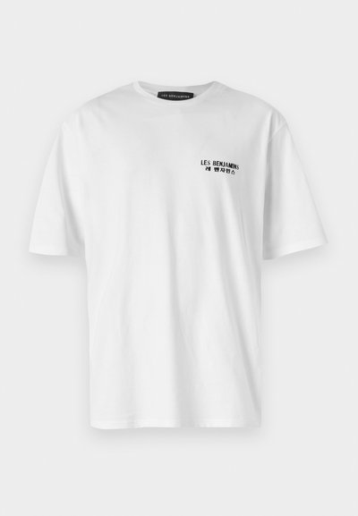 T-shirt en coton blanc avec un col rond et des manches courtes. Présente un logo imprimé noir sur la zone gauche de la poitrine. Texture lisse.