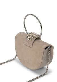Bolso de ante beige con forma redondeada, asa circular de plata y adornos de cristal decorativos en la tapa; cuenta con una correa de cadena.