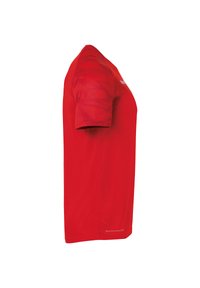 R�ød kortærmet sportstrøje med et struktureret mønster på ærmerne og brandlogoet foran, lavet af åndbart stof.