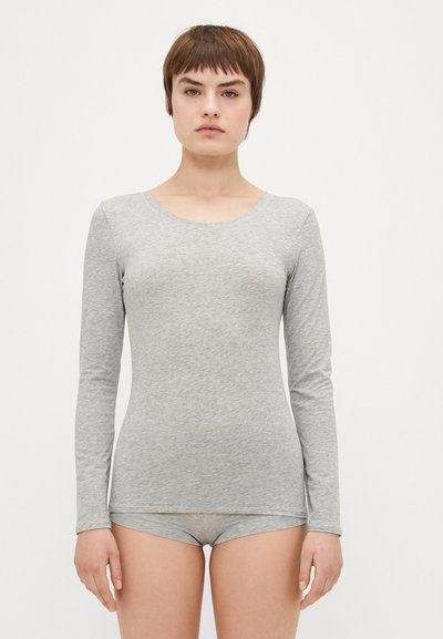 Grijze longsleeve t-shirt met een ronde halslijn, gemaakt van zacht materiaal, gecombineerd met bijpassend grijs ondergoed. Eenvoudig, naadloos ontwerp.