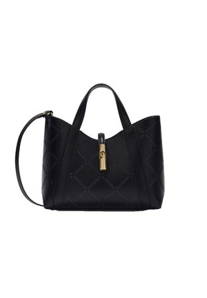 Borsa in pelle nera con motivo trapuntato a diamante, due manici, tracolla regolabile e chiusura con fermaglio dorato al centro.