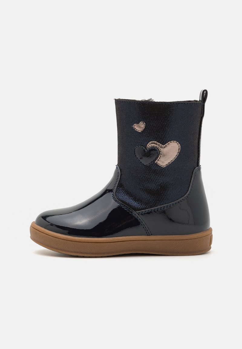 Botte noire pour fille mi-mollet avec semelle marron et trois cœurs cousus en rose métallisé et noir sur le côté extérieur.