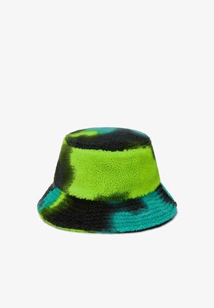 Kapelusz typu bucket wykonany z fakturowanego materiału z polaru w jasnej zieleni, ciemnej zieleni oraz czarnych wzorach tie-dye, z szerokim brzegiem i miękkim wykończeniem.