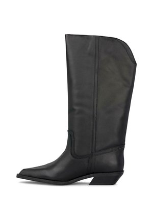 Bota alta de piel negra de estilo occidental con punta puntiaguda y tacón bajo inclinado, mostrada de lado sobre fondo blanco.