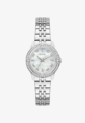 Zilverkleurig metalen Guess-horloge met een lunet bezet met kristallen, een parelmoeren wijzerplaat en Romeinse cijfers op een schakelarmband.