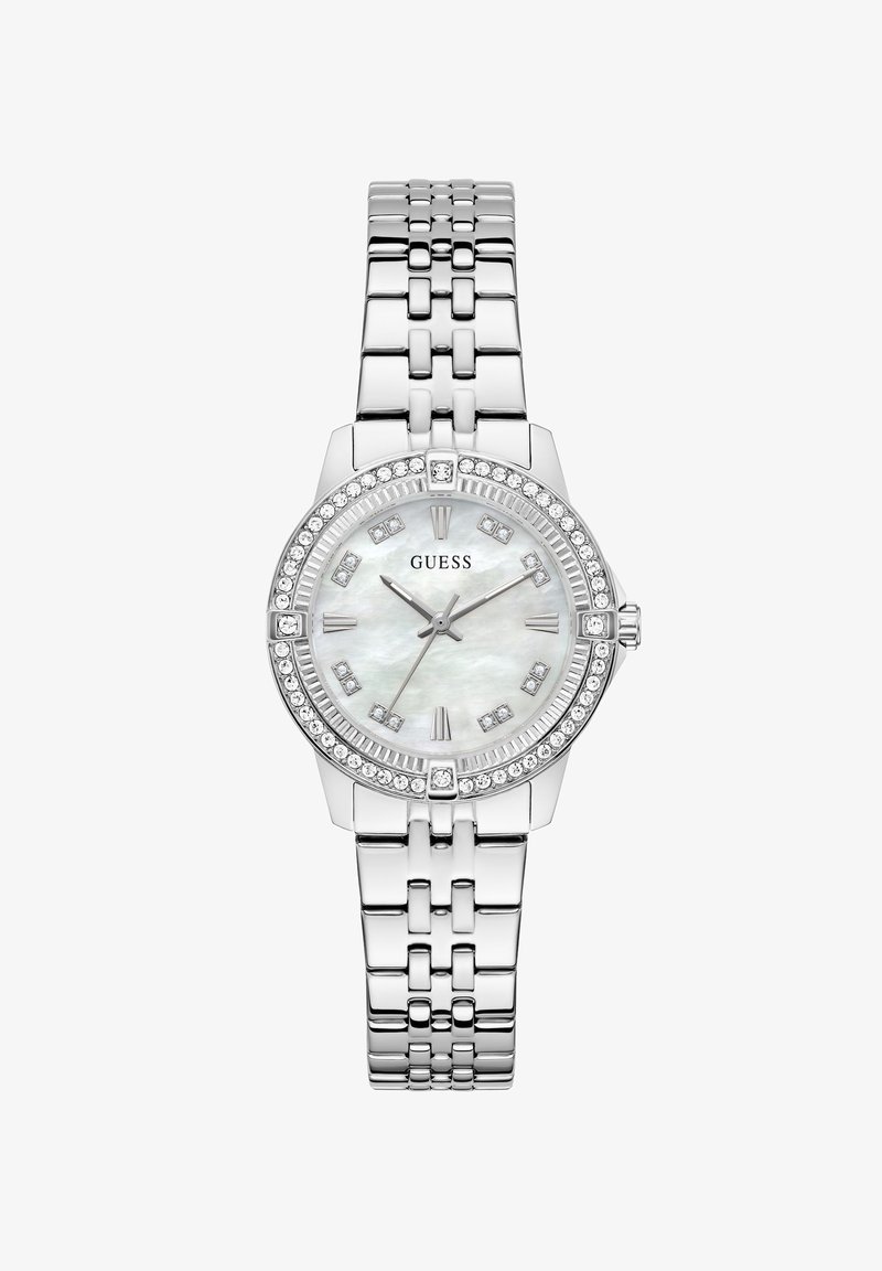 Montre-bracelet Guess métallique argentée avec lunette ornée de cristaux, cadran en nacre et chiffres romains, sur un bracelet à maillons.