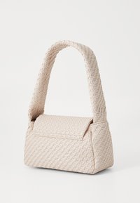 Sac à main tissé beige avec une forme structurée, une large poignée et une fermeture à rabat. Présente une surface texturée et un design minimaliste.