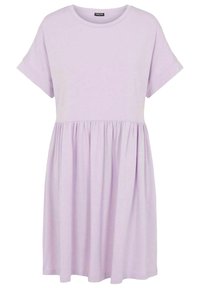 Fioletowa sukienka na krótki rękaw z miękkiego materiału, z okrągłym dekoltem i marszczoną spódnicą. Gładka faktura z luźnym krojem.