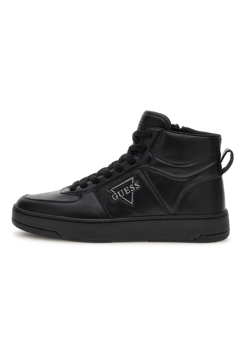 Czarne sneakersy typu high-top wykonane z gładkiej skóry. Posiadają teksturowaną podeszwę, sznurowaną konstrukcję oraz akcent z logo po boku.