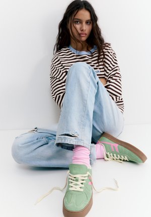PULL&BEAR RETRO SNEAKERS - Športni copati - green