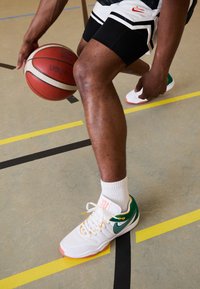 Nike Performance AIR ZOOM HUSTLE Scarpe da basket white