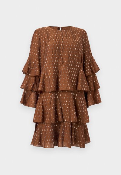 Robe marron à étages en tissu léger, avec des manches volantées et un motif orné de petits accents argentés. Encolure ronde.