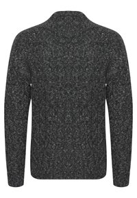 Pilka kabelinė megztinis su tekstūriniais raštais. Siūlo laisvą siluetą, apvalų iškirpimą ir ilgomis rankovėmis. Minkštas vilnos mišinys.